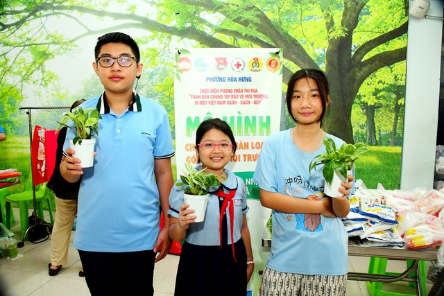 Thiếu nhi phường Hòa Hưng chung tay bảo vệ môi trường xanh- Ảnh 1. Thiếu nhi phường Hòa Hưng chung tay bảo vệ môi trường xanh- Ảnh 1.