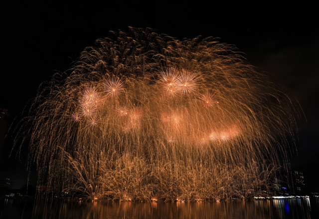 Da Nang ignites as Japan, Italy face off in fireworks showdown themed ‘Culture’- Ảnh 10. Da Nang ignites as Japan, Italy face off in fireworks showdown themed ‘Culture’- Ảnh 10.