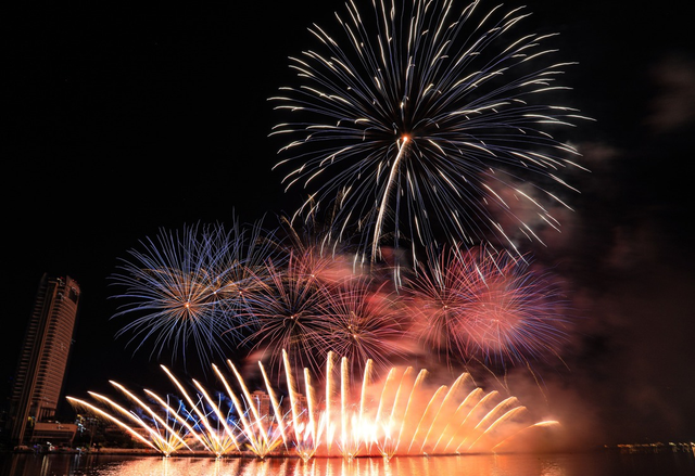 Da Nang ignites as Japan, Italy face off in fireworks showdown themed ‘Culture’- Ảnh 1. Da Nang ignites as Japan, Italy face off in fireworks showdown themed ‘Culture’- Ảnh 1.
