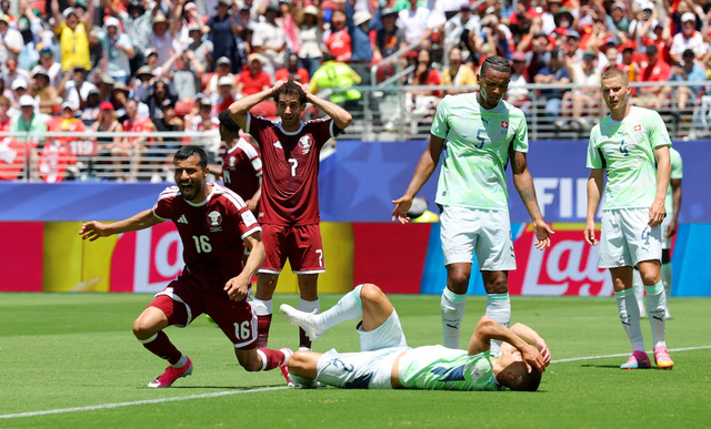 Qatar hail first World Cup point after late goal stuns Switzerland in 1-1 draw- Ảnh 2. Qatar hail first World Cup point after late goal stuns Switzerland in 1-1 draw- Ảnh 2.
