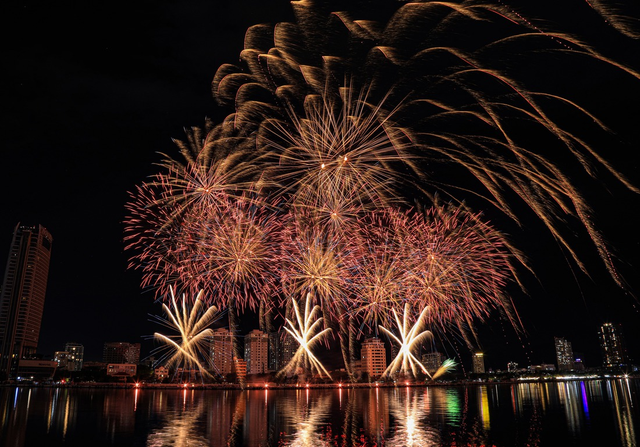Da Nang ignites as Japan, Italy face off in fireworks showdown themed ‘Culture’- Ảnh 5. Da Nang ignites as Japan, Italy face off in fireworks showdown themed ‘Culture’- Ảnh 5.