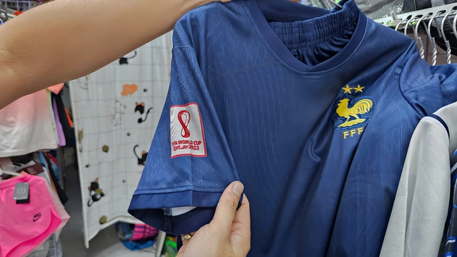 World Cup brings cautious merchandise sales while cafés invest in big screens in Ho Chi Minh City- Ảnh 1.
