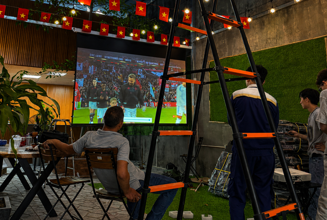 World Cup brings cautious merchandise sales while cafés invest in big screens in Ho Chi Minh City- Ảnh 2.