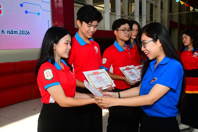 Trường THPT Mạc Đĩnh Chi ra quân chiến dịch Hoa Phượng Đỏ- Ảnh 1.