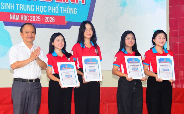 Trường THPT Mạc Đĩnh Chi ra quân chiến dịch Hoa Phượng Đỏ- Ảnh 2.