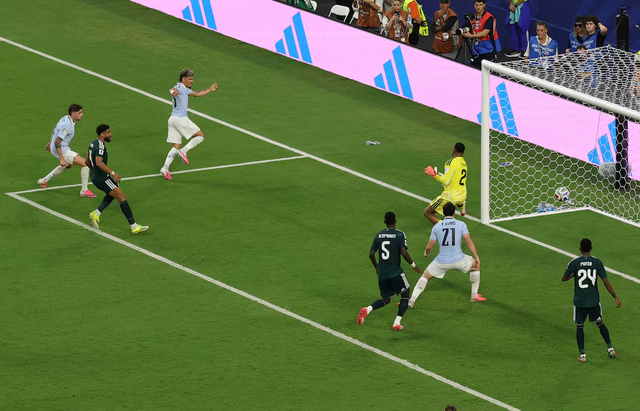 Uruguay held to 1-1 draw by Saudi Arabia in World Cup opener - Ảnh 1.