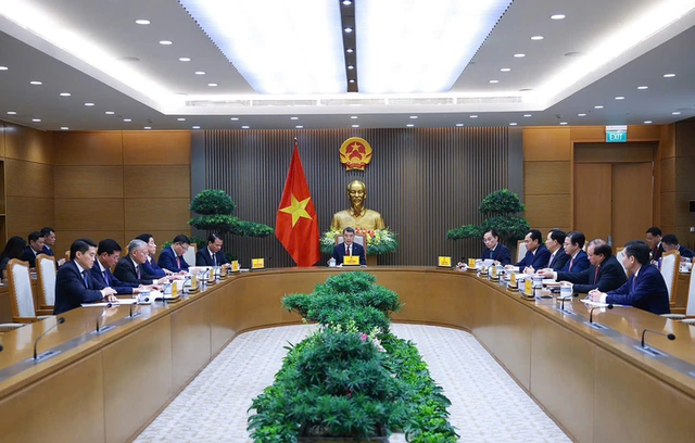 Vietnamese, Chinese PMs hold first phone talks, prioritize railway cooperation - Ảnh 1.