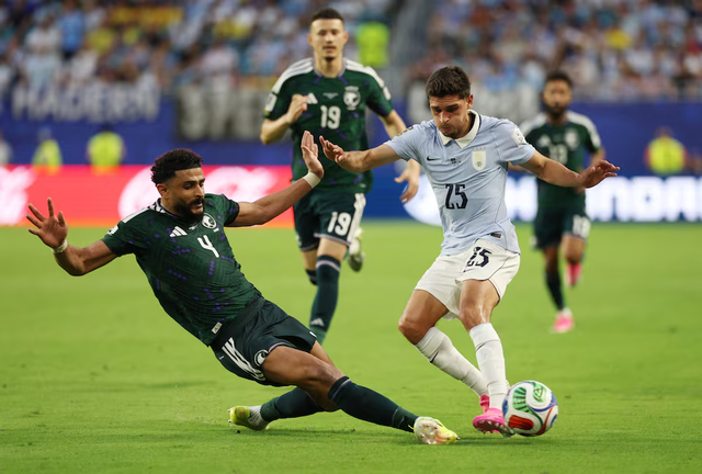 Uruguay held to 1-1 draw by Saudi Arabia in World Cup opener - Ảnh 2.