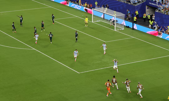 Uruguay held to 1-1 draw by Saudi Arabia in World Cup opener - Ảnh 4.