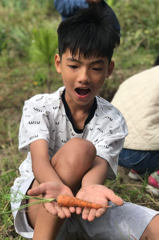 Mùa hè quá đã khi được làm nông dân, đuổi còng, hòa mình vào thiên nhiên - Ảnh 2.