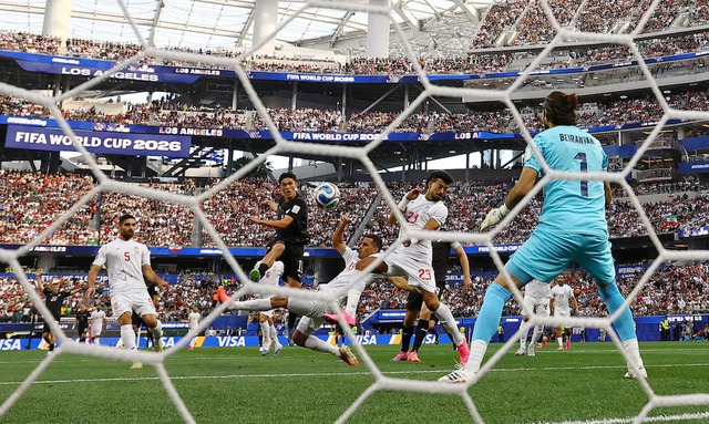 Iran draw 2-2 with New Zealand in politically charged World Cup clash in LA - Ảnh 3.