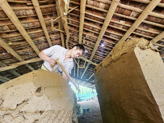 Vietnam’s 200-year-old tile village keeps tradition alive amid modern challenges- Ảnh 3. Vietnam’s 200-year-old tile village keeps tradition alive amid modern challenges- Ảnh 3.