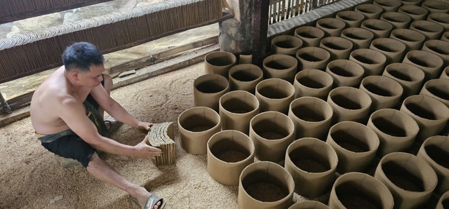 Vietnam’s 200-year-old tile village keeps tradition alive amid modern challenges- Ảnh 2. Vietnam’s 200-year-old tile village keeps tradition alive amid modern challenges- Ảnh 2.