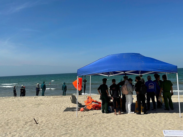 Nearly 100 people search for missing Russian tourist in Da Nang - Ảnh 1.