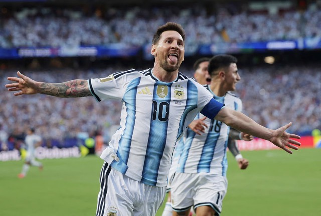 Messi hat-trick equals scoring record as Argentina dazzle against Algeria- Ảnh 1.