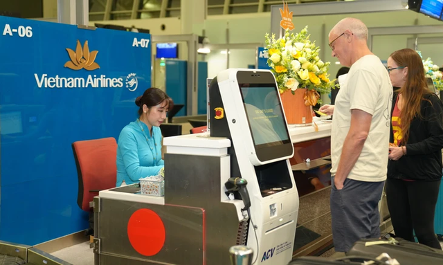 Vietnam Airlines launches nonstop Hanoi-Amsterdam route - Ảnh 1.