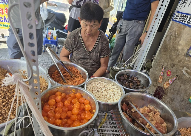 Nấu bánh bá trạng suốt đêm phục vụ Tết Đoan ngọ mùng 5-5 - Ảnh 2.
