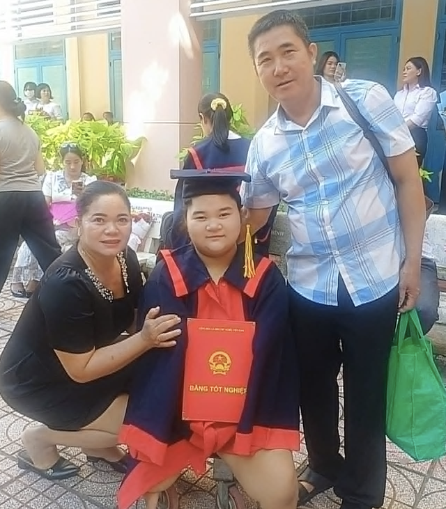 Vietnamese teen born without limbs sets sights on artistic career - Ảnh 1.