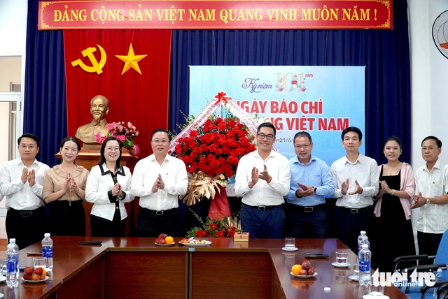  Mừng vì có những tờ báo như Tuổi Trẻ trên địa bàn - Ảnh 2.