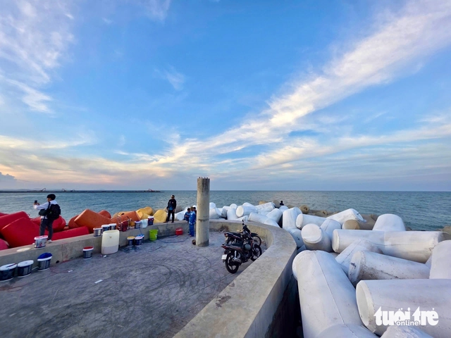 Bờ kè Xóm Rớ 'thay áo mới', thành điểm check-in hút khách - Ảnh 7.