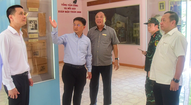 Phó chủ tịch UBND TP.HCM Nguyễn Mạnh Cường khảo sát, động viên lực lượng tìm kiếm tại công viên Lê Thị Riêng - Ảnh 2.