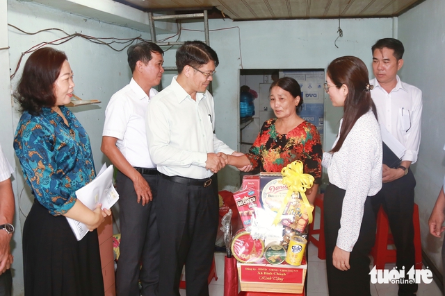 Bình Chánh trao giấy phép xây dựng cho hộ dân ảnh hưởng bởi dự án mở rộng quốc lộ 1 - Ảnh 4.
