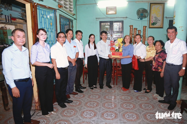 Bình Chánh trao giấy phép xây dựng cho hộ dân ảnh hưởng bởi dự án mở rộng quốc lộ 1 - Ảnh 5.