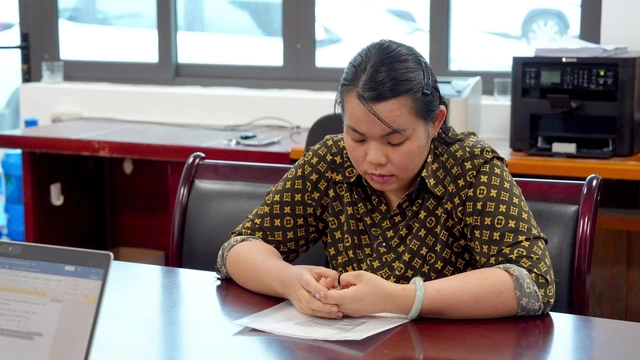 Viên chức văn phòng đăng ký đất đai bị khởi tố vì tự ý sửa sổ đỏ - Ảnh 1.