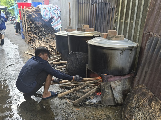 Xóm bánh ú lá tre Phạm Thế Hiển rộn ràng mùa Tết Đoan ngọ và nỗi lo người tiếp nối - Ảnh 3. Xóm bánh ú lá tre rộn ràng mùa Tết Đoan ngọ và nỗi lo người tiếp nối - Ảnh 2.