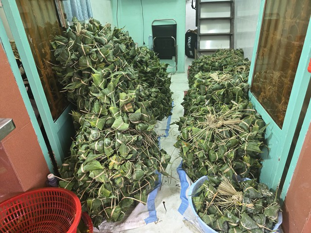 Xóm bánh ú lá tre Phạm Thế Hiển rộn ràng mùa Tết Đoan ngọ và nỗi lo người tiếp nối - Ảnh 8. Xóm bánh ú lá tre rộn ràng mùa Tết Đoan ngọ và nỗi lo người tiếp nối - Ảnh 7.