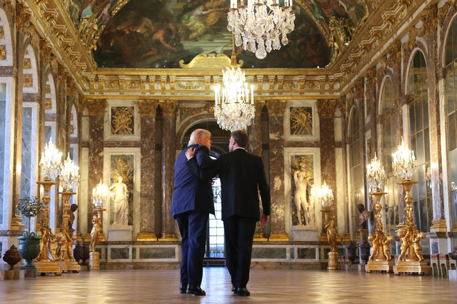 Ông Macron dẫn ông Trump tham quan Cung điện Versailles, tiếp đãi thực đơn toàn đặc sản - Ảnh 2.