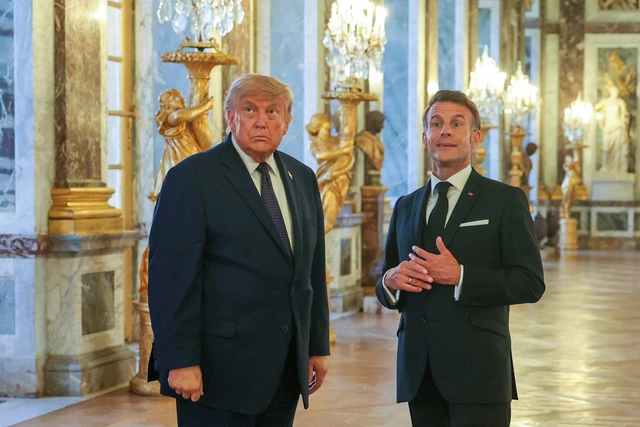 Ông Macron dẫn ông Trump tham quan Cung điện Versailles, tiếp đãi thực đơn toàn đặc sản - Ảnh 1.