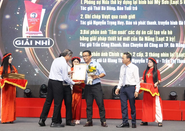 Báo Tuổi Trẻ đoạt 2 giải nhì, 1 giải ba, 1 khuyến khích Giải báo chí Huỳnh Thúc Kháng, thành phố Đà Nẵng - Ảnh 4.