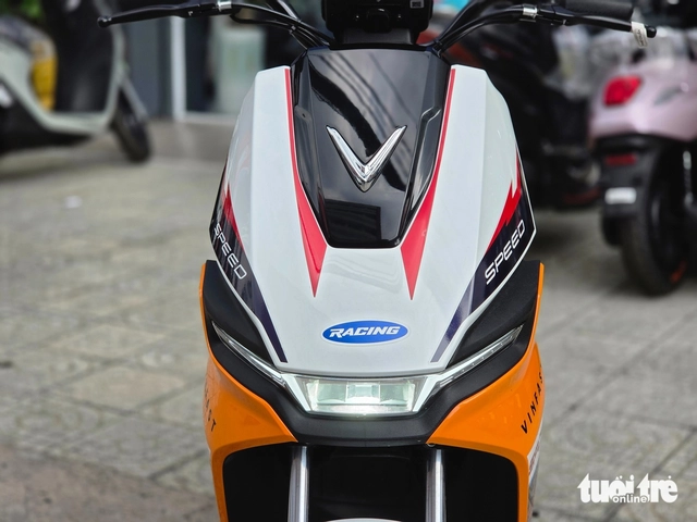 Cận cảnh xe máy điện VinFast Flazz Max: Giá còn hơn 13 triệu sau ưu đãi, bộ tem nổi bật, đi 85km/sạc - Ảnh 6.