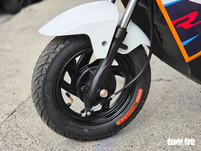 Cận cảnh xe máy điện VinFast Flazz Max: Giá còn hơn 13 triệu sau ưu đãi, bộ tem nổi bật, đi 85km/sạc - Ảnh 11.