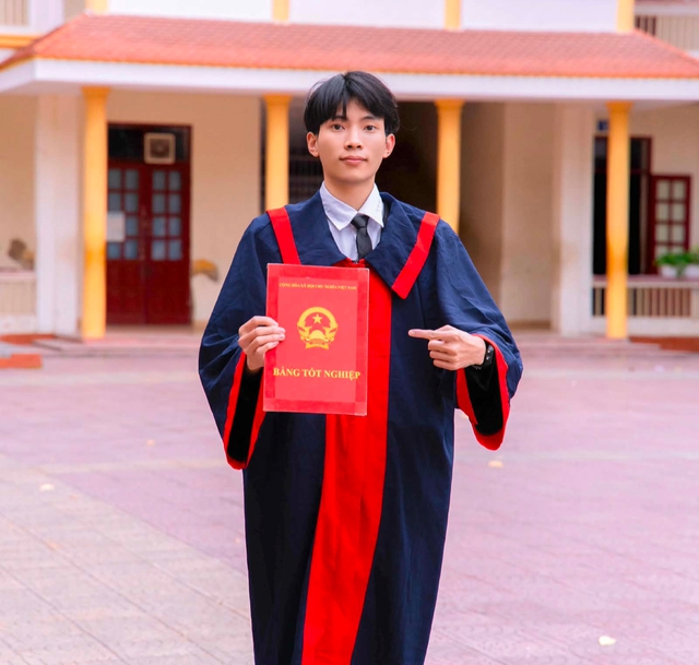 Từ cậu bé mồ côi đến thủ khoa chuyên sử Trường THPT chuyên Trần Phú, Hải Phòng- Ảnh 1.