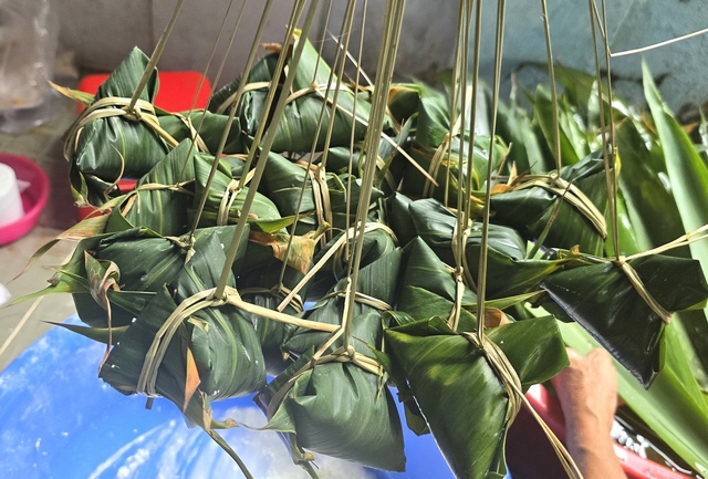 Xóm bánh ú lá tre Phạm Thế Hiển rộn ràng mùa Tết Đoan ngọ và nỗi lo người tiếp nối - Ảnh 1. Xóm bánh ú lá tre rộn ràng mùa Tết Đoan ngọ và nỗi lo người tiếp nối - Ảnh 1.