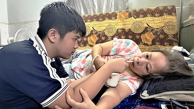 Học bổng chắp cánh ước mơ: "Con đã mất cha xin đừng để mất mẹ' - Ảnh 1.