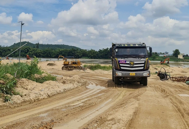 Quảng Ngãi đưa 57 mỏ khoáng sản ra đấu giá, riêng mỏ cát chiếm gần một nửa - Ảnh 1.