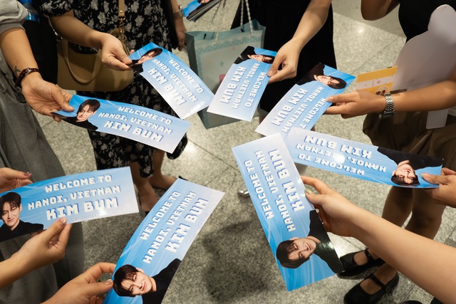 Fan Việt vây kín ‘oppa’ Kim Bum ở sân bay Nội Bài - Ảnh 3.
