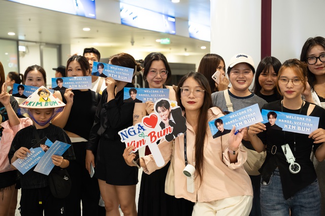 Fan Việt vây kín ‘oppa’ Kim Bum ở sân bay Nội Bài - Ảnh 2.