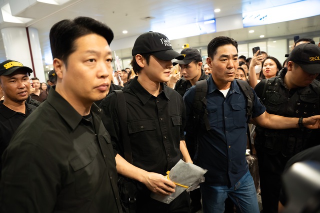 Fan Việt vây kín ‘oppa’ Kim Bum ở sân bay Nội Bài - Ảnh 5.