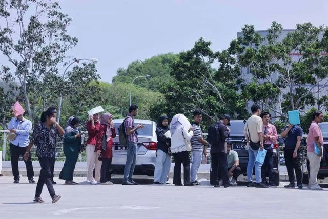 Cảnh tượng hơn 1.000 người xếp hàng dài gần 2km để xin việc ở Malaysia - Ảnh 2.