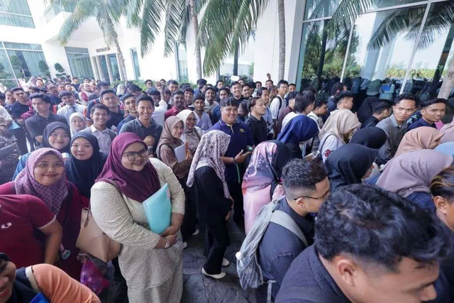 Cảnh tượng hơn 1.000 người xếp hàng dài gần 2km để xin việc ở Malaysia - Ảnh 1.