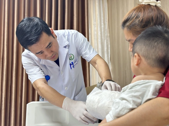 Nối liên bàn tay bị đứt rời cho bệnh nhi 2 tuổi do máy dập cốc - Ảnh 1.