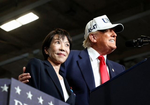Ông Trump gọi Thủ tướng Nhật Bản là 'người hâm mộ lớn nhất' của mình - Ảnh 1. Ông Trump gọi Thủ tướng Nhật Bản là 'người hâm mộ lớn nhất' của mình - Ảnh 1.