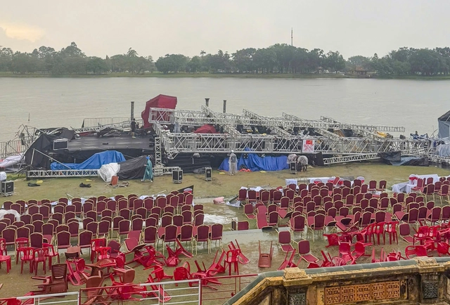 Cơn mưa dông bất ngờ làm sập sân khấu, Huế hoãn đêm nhạc có Mono - Ảnh 1. Cơn mưa dông bất ngờ làm sập sân khấu, Huế hoãn đêm nhạc có Mono - Ảnh 1.