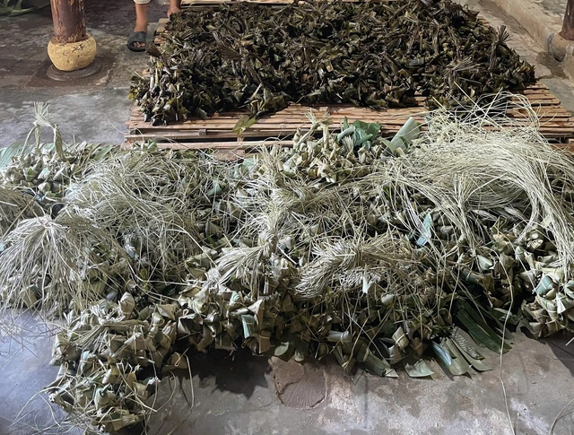 Phát hiện cơ sở sản xuất bánh ú tro sử dụng hàn the - Ảnh 2.