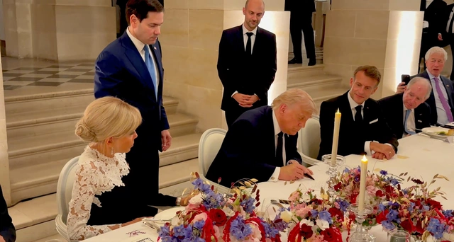 Ông Trump ký thỏa thuận với Iran ngay trên bàn tiệc Cung điện Versailles - Ảnh 1. Ông Trump ký thỏa thuận với Iran ngay trên bàn tiệc Cung điện Versailles - Ảnh 1.