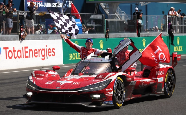 Toyota chấm dứt chuỗi vô địch của Ferrari, chiến thắng 24 Hours of Le Mans 2026 - Ảnh 2. Toyota chấm dứt chuỗi vô địch của Ferrari, chiến thắng 24 Hours of Le Mans 2026 - Ảnh 2.